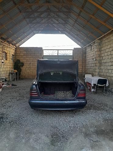 mercedes e220 cdi: Mercedes-Benz E 220: 2.2 l | 1999 il Sedan — 4