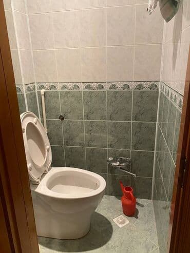 9 ci mikrorayon satilan evler: Bakı, 3 otaqlı, Köhnə tikili, m. Qara Qarayev, 82 kv. m — 11