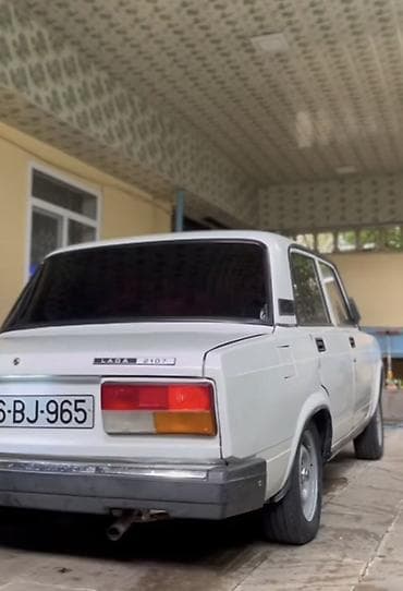 ford transit arxa stop: Lada 2107, ağ rəng, sedan kuzov. Xüsusiyyətlər: - Arxa ötürücülü — 2