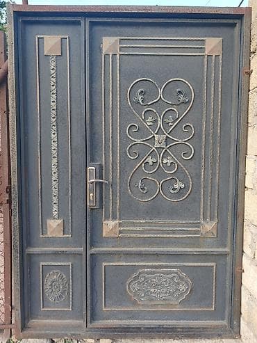 Dəmir darvaza/qapı - Material: qalın metal konstruksiya, döymə
