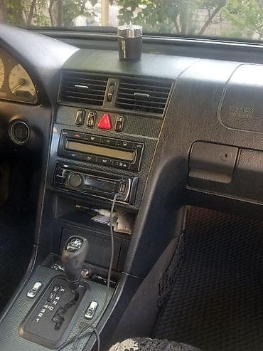 mersedes vita: Mercedes-Benz C-sinfi (W202) sedan, gümüşü rəng. Əsas xüsusiyyətlər: - — 4