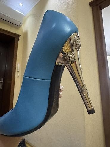 Original Versace Versus. 650 manata alınıb. Mavi dəri metal dekorlu — 1