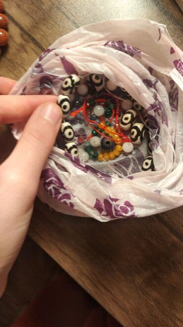 Eynəklər: Qolbağlar təbii daşlardan. qiymət daşa və ölçüyə gorə. Muncuq dəsti – — 9