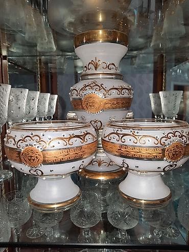 Versace orginal turkiyenin qablaridi. Vazasinin agzinda laki qopub