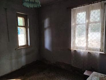 Həyət evləri və villaların satışı: Siyəzən şəhəri,2 otaqlı ev satılır.İki mərtəbəli binanın blok tipli — 2