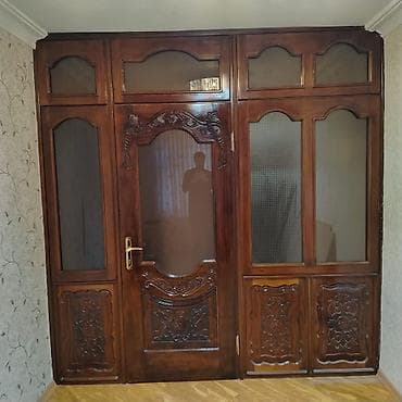 qapi işlənmiş: Taxta bölmə qapı dəsti -Təbii qoz ağacındandır, laklanıb Ortada açılan — 2