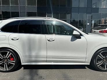 gx lexus 470: Ağ rəngdə olan Porsche Cayenne avtomobili. Qabaq tərəfində duman — 6