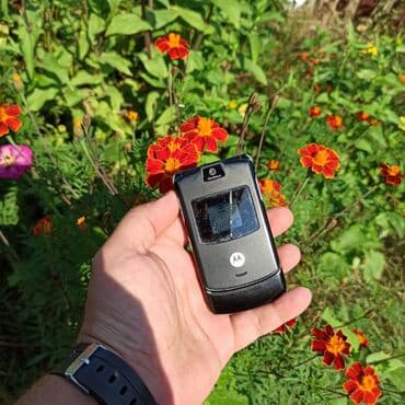 радиостанция motorola: Motorola Razr V Mt887, < 2 ГБ, цвет - Черный, Кнопочный — 1