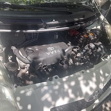 yaris: Toyota Yaris 5 qapı, ağ rəngdə hatchback. Mühərrik və texniki — 7
