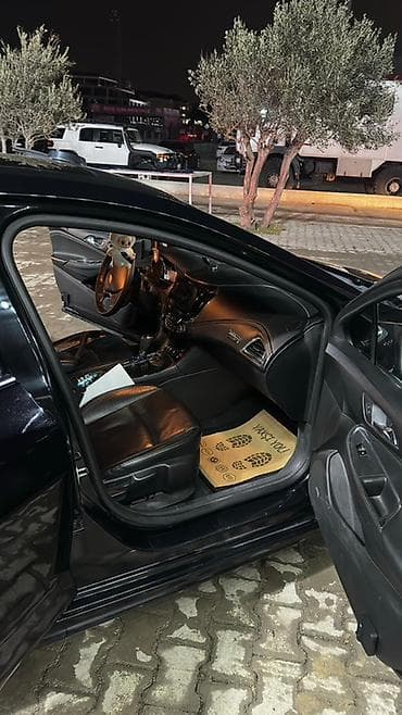 Nəqliyyat: Chevrolet Cruze Sedan – qara rəng, aerodinamik kuzov və LED ön/arka — 2