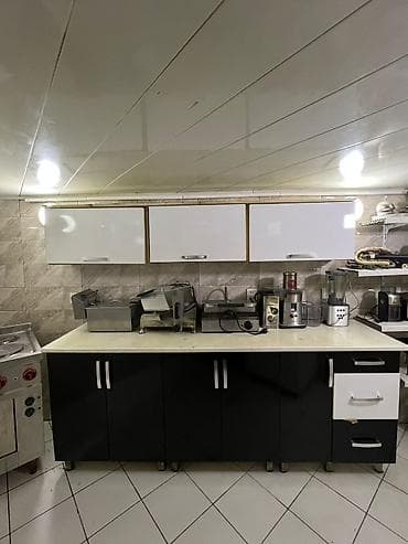 qirmizi cive: Tam təchizatlı, modern interyerli ictimai iaşə/istirahət məkanı — 5