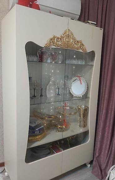 Şüşəli dolab vitrini