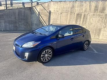 avtomobil gence: Toyota Prius Hybrid – mavi rəngli, 5 qapılı liftbek. Texnologiya və — 1