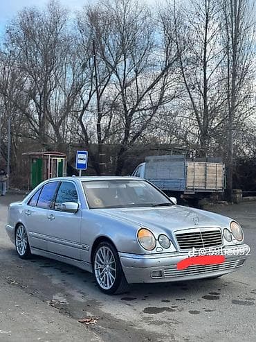 mercedes 208 d: Mercedes-Benz E-Class W210 sedan - Kuzov: 4 qapılı sedan, gümüşü rəng — 1