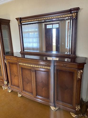 стеклянный стол офисный: Klassik üslubda qonaq otağı üçün vitrin və bufet dəsti — 4