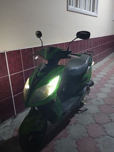 vaz surət qutusu: Skuter – yaşıl-qara rəngli şəhər tipli model Xüsusiyyətlər: - Kuzov — 5