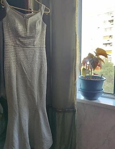 Gümüşü rəngdə, parıltılı qadın gecə/libas. - Model: qolsuz, enli