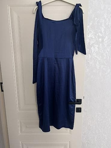 dress: Zərif atlas parıltısına sahib, tünd göy rəngli qadın donu. 36,38 — 3