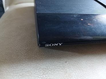islənmiş soyuducu: Sony PlayStation 3 (PS3) oyun konsolu. Şəkillərdə qara rəngli PS3 — 3