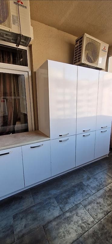 Шкафы: Açıq rəngli balkon/metbex dolab dəsti. uzunlugu -275 sm, hundurluyu — 3