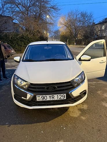 mersedes 204: Lada Granta sedan, ağ rəng. - Kuzov: 4 qapılı sedan, aerodinamik ön — 1