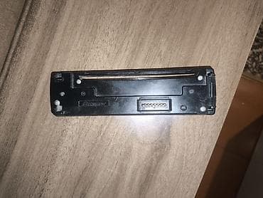 arxa panel: Pioneer avtomobil maqnitolasının çıxarılan ön paneli. Panel üzərində — 2