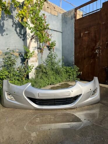 Alfa Romeo: Hyundai Elantra avtomobili üçün nəzərdə tutulmuş gümüşü rəngli ön — 1