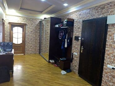 8 mikrorayon: 8 Noyabr metro stansiyasının girişi ilə üzbəüz 3 otaqlı təmirli ev — 15