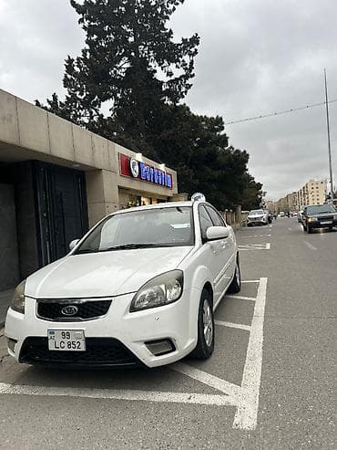 Kia Rio: 1.4 l | 2010 il Sedan