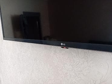 televizor arxasi: LG LED televizor, təxmini 50–55 düym ekran ölçüsü (divara asılmış) — 3