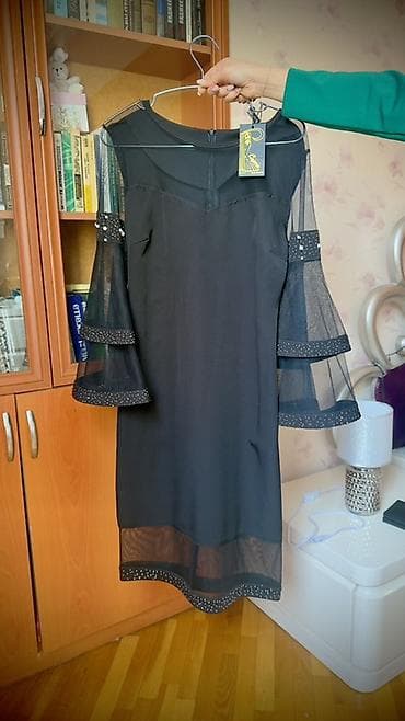 Qara rəngli zərif geyim - Model: dizdən bir az aşağı uzunluqda qara