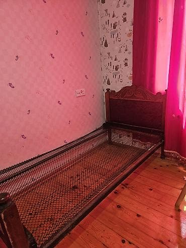 tek krafat: Taxta çərçivəli, dekorativ başlıq və ayaqlıq hissəsi olan klassik tək — 2