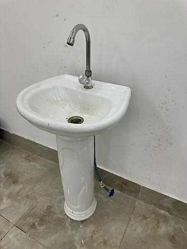 yeni unitaz qiymetleri: Pilləli ayaqlı keramika əlüzü – kranla birlikdə - Material: ağ — 1