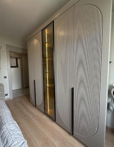 boyuk dolablar: Müasir dizaynlı 4 qapılı qarderob - Rəng: Açıq boz, şaquli relyef — 2