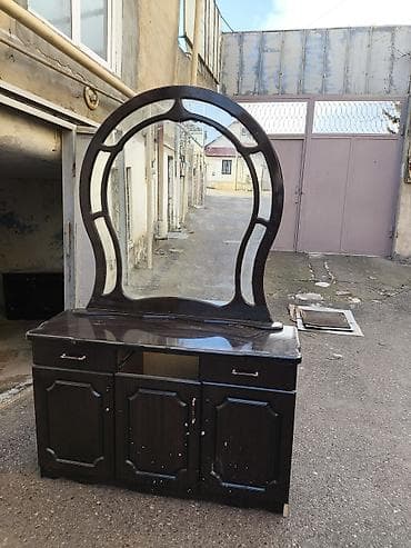qehve desti: Qonaq otağı dəsti – tualet masası güzgü ilə və vitrin şkaf Tərkib: - — 1