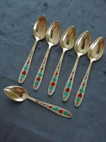 qaşıq dəstləri: Altı ədəd gümüş çay qaşığı. Qaşıqların dəstələri üzərində yaşıl və — 1