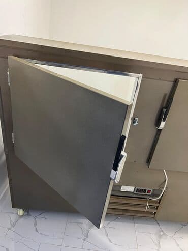 su soyuducu aparat: Bu ticarət vitrin soyuducusu qəhvəyi rəngdədir və şüşə yan panellərə — 6