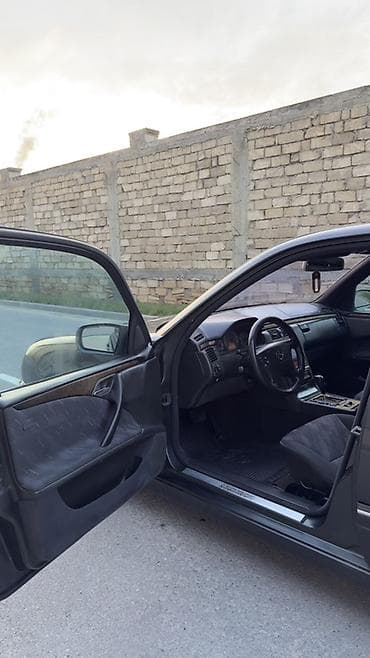 ford transit 1997: Mercedes-Benz E 220: 2.2 l | 2000 il Sedan — 4