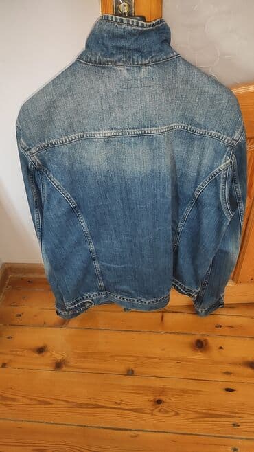 Colins dukanindan alinib 60 azn,ela veziyetdedir 1-2 kerem qeyilib