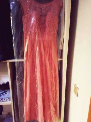 Dəstlər, kostyumlar: Nar ciceyi rengde qadin ziyafet paltari. 1 defe nisanda geyinilib. 38 — 1