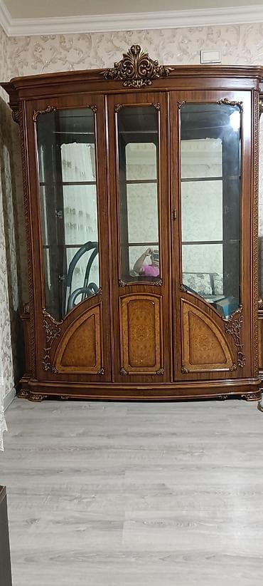 Şüşəli dolab vitrini