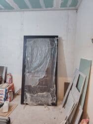 Giriş qapıları: Rusiya istehsalı, 3 petlə, səs keçirməyən seyf qapı. 350 AZN — 3