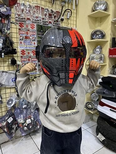 Futuristik dizaynlı motosiklet dəbilqəsi - Rəng və üslub: Karbon