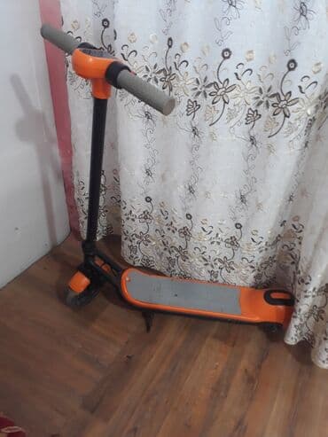 uşaq üçün cırıq cinslər: Uşaq skuterı - Rəng: narıncı-qara, boz rezin sükan tutacaqları - — 2