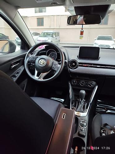 maşinla barter: Toyota Yaris: 1.6 l | 2016 il Sedan — 5
