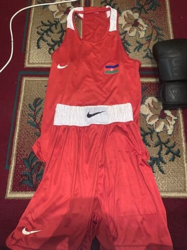 Boks dəsti - Qırmızı rəngdə boks forması: atlet və şort. Atletin ön