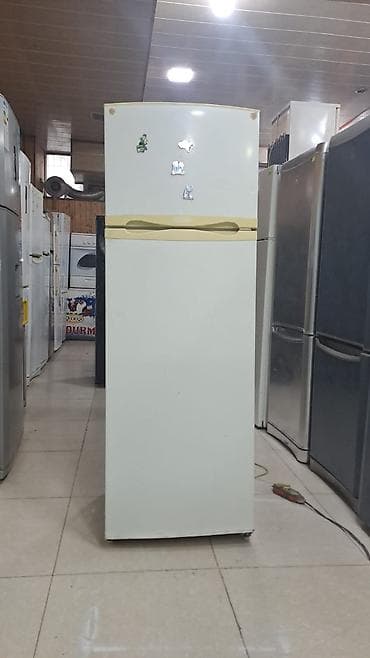 İki qapılı soyuducu Xüsusiyyətlər: - Üst hissədə dondurucu, alt