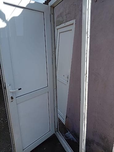 islenmis qapi pencere: 80.2.10 zamok ustunde az islenib PVC giriş qapısı – ağ rəng - — 3