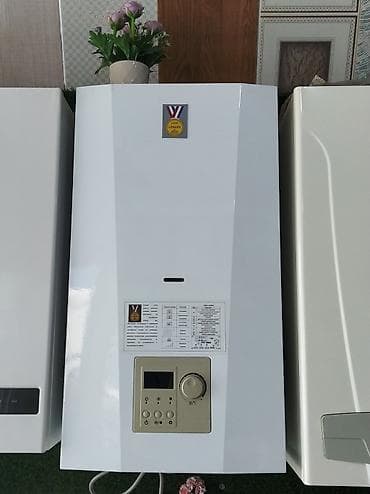 Ağ rəngdə, divara quraşdırılan qaz qazanı. Ön tərəfində idarəetmə
