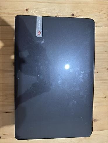 Packard Bell noutbuk Xüsusiyyətlər və dizayn: - Ekran: təxminən 15.6" — 3